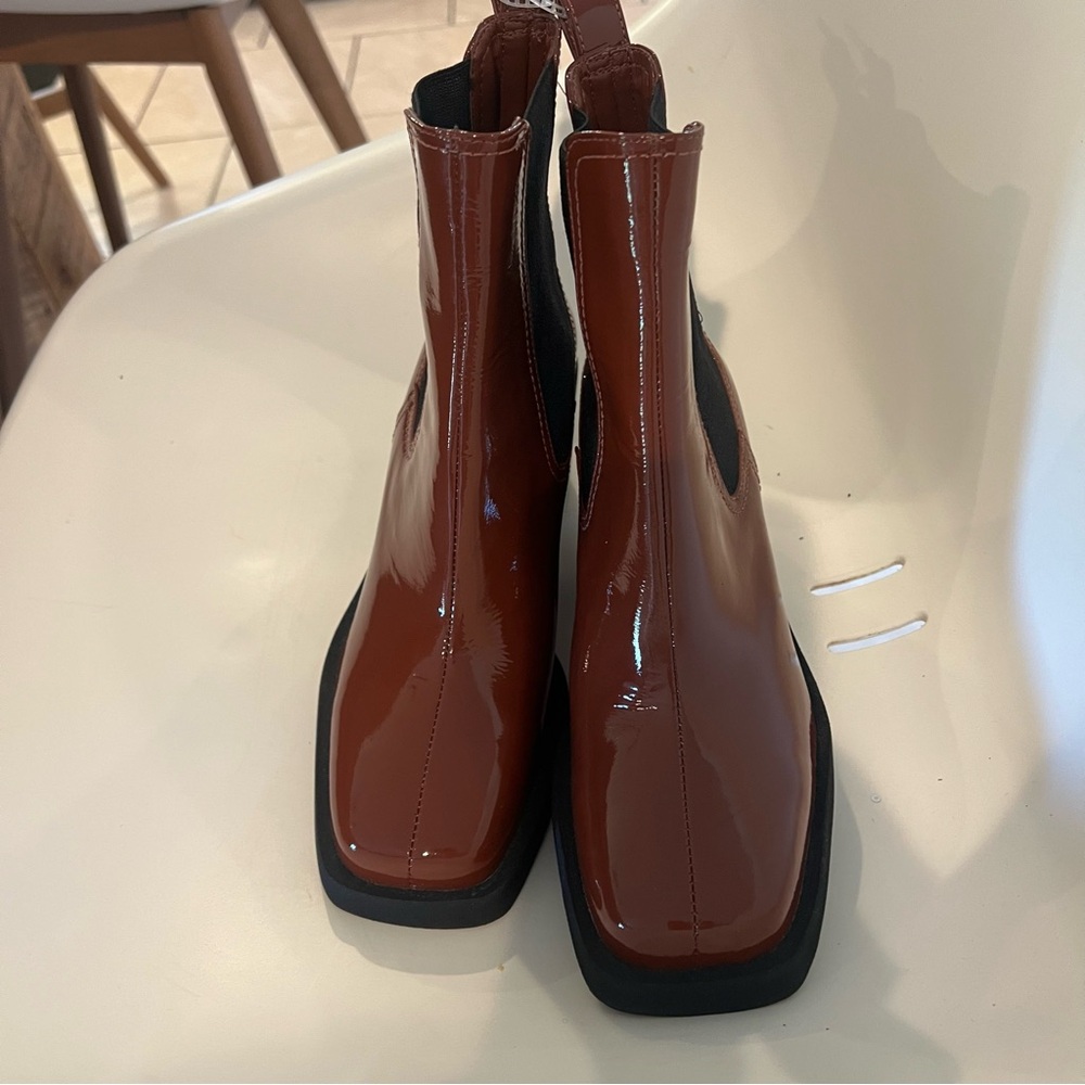 New Gianni Bini Down-Town Leather Chelsea Chunky Lug Sole Boots Cognac Size 6M